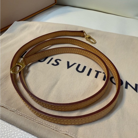 Louis Vuitton Alma BB Monogram - Picture 14 of 17